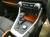 シフトレバーに連動してパーキングブレーキをかけてくれる電動パーキングシステム搭載のお車になります!!渋滞時にとても重宝するブレーキホールド機能もございますよ♪