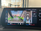 【全周囲カメラ】全周囲カメラ装備車両で御座いますので、狭い駐車スペースでもお車の全体図が確認でき、障害物との接触を未然に防ぐことが可能です。