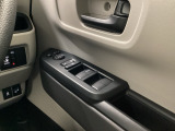 運転席ドアには、ドアミラーの角度調整スイッチとパワーウインドウスイッチを配置。手元で直感的に操作でき、運転中の使い勝手を高めています。