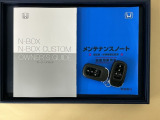 メンテナンスノート【点検整備記録簿・保証書】、取説も揃ってます。スマートキーはバッグなどにしまったままボタン操作でエンジン始動・停止やハイブリッドシステムの起動や停止できて大変便利です
