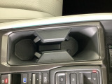 運転席/助手席どちらでも使えるカップホルダーです。