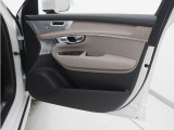 運転席ドアの全景です。キャビンを彩るすべてのものに、機能を形にした美しさが備わっています。