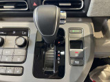 操作性の良いインパネシフト右側には電子制御パーキングブレーキを装備しております。ブレーキをかける事も解除する事もカンタンに行えます!