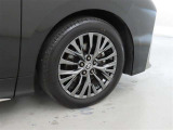 装着タイヤサイズは、225/60R18です。純正アルミホイールを装着しております。