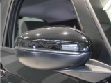 【ドアミラーウインカー】ウインカーと連動してミラー外側部分が点灯します。対向車や歩行者、並走するバイクや自転車からの視認性が上がります。
