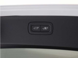 テールゲートには、スイッチ一つで開閉可能な電動開閉機能を装備。また、リアバンパーの下で足を動かすだけで開閉できる、ハンズフリー・オープニング/クロージング機構も搭載しています。
