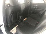 BMWの少し硬めの足回りは車の縦揺れを素早く整えるため、同乗者の方への車酔いにも効果が御座います。