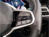 【ハンドル】ドライバーとBMW車の一体感がダイレクトに伝わるステアリングホイール。形状・太さへの拘りに加えて、操作性を高める為にスイッチ類も配置。クイックかつ安定のドライビングを体感下さい!
