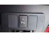 コーナーセンサーを車の前後に装備。障害物までの距離に応じて警告音を変えてお知らせ。縦列駐車時や駐車場・車庫などでの取り回しをサポートします。詳細は販売店スタッフまでおたずねください。
