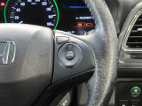 右側ステアリングスイッチ。ステアリングから手を離さずに操作できるので、運転に集中できます。