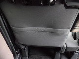 助手席背面下部には、車検証入れや雑誌等が収納できる大型ポケットがあります。