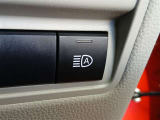 オートマチックハイビームとは、先行車や対向車のライトを認識し、ハイビームとロービームを自動で切り替える機能です。夜道の視界を確保します。