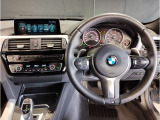 【ハンドル】ドライバーとBMW車の一体感がダイレクトに伝わるステアリングホイール。形状・太さへの拘りに加えて、操作性を高める為にスイッチ類も配置。クイックかつ安定のドライビングを体感下さい!