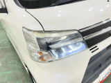 白く明るい光で夜間走行をサポートするLEDヘッドランプを搭載