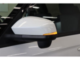 対向車からの視認性も高いサイドターンランプ付きドアミラー。