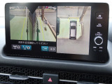 後退時に車両の後ろ側をモニター画面に表示します。車庫入れなどでバックする際に後方確認ができて便利です。車庫入れが苦手な人もこれで安心。