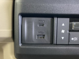スマートフォンなどの充電に便利なUSBジャックです。