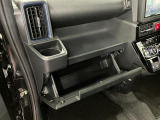 グローブボックスなどの多彩で便利な収納が設けられています。