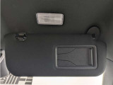 バニティミラー付サンバイザー。前席のサンバイザー裏に装備される小さなミラーです。
