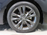 純正のアルミホイール装着車です。タイヤサイズは215/45R17です。