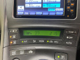 【オートエアコン】一度お好みの温度に設定すれば、車内の温度を検知し風量や温度を自動で調整。暑い&hellip;寒い&hellip;と何度もスイッチ操作をする必要はありません。快適な車内空間には必須の機能ですね♪