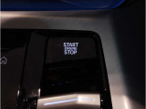【スタートボタン】リモコンキーを持っているだけで起動可能なスタートボタン。オートスタート/ストップ機能も装備しており燃料消費量の軽減に貢献します。