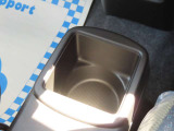 シート間収納の先端にドリンクホルダーがあります。