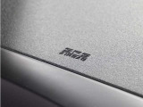 ◆助手席エアバッグ◆SRSエアバッグは、シートベルトだけでは防ぎきれない衝突時の衝撃から乗員を守るための安全装置。衝突時に瞬時に膨らみ、頭部や胸部がダッシュボードに直接衝突するのを防ぎます。