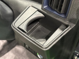 運転席側掘り込み式カップホルダー