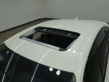 大人気のムーンルーフ付きです!明るい車内でより快適なドライブになりますね?