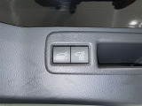 電動式バックドアです。 荷物を持ったままでもボタン一つで自動的に開け閉めできるので便利ですよ。 挟み込み防止機能も付いていますのでお子様の手や荷物を挟み込むのを防いでくれますよ。