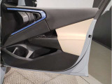 【harman/kardonサラウンド・サウンド・システム】464W、9チャンネル・サラウンド、16個のスピーカーが傑出した高品位サウンドを生み出し、車内全体に臨場感溢れるサラウンド・モードを実現します☆