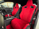 足元もゆったりで長時間の運転も疲れにくいフロントシートです。