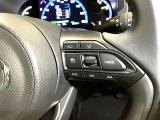 レーダークルーズコントロール(全車速追従機能付)付きです。車速に応じて追従支援してくれるので、ロングドライブも快適です。詳細は販売店スタッフまでおたずねください。