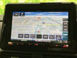 鮮明な地図表示で、スムーズなナビゲーションを実現。詳細なルート検索や周辺施設の情報も確認でき、安心して目的地へ向かうことができます。