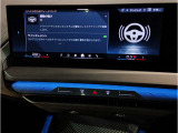 【ⅰドライブナビゲーション】文字情報も鮮明に表示する高解像度カラーディスプレイを採用。視認性に優れた地図デザインと特徴的な建造物を目印にした描写表示で現在位置を把握できます。地図データの更新も可能です