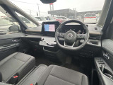運転席インパネ周りもスッキリしていてかっこいいですね