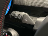 MINIの内装はとにかく『円』に拘ったデザインコンセプトが一目で伝わってきます。これほど円形に拘った車は他に御座いません。伝統のデザイン、トグルスイッチなど遊び心のある内装で御座います。
