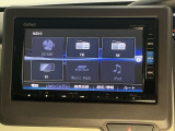 ダッシュボードに自然に溶け込むようにデザインされた純正メモリーナビゲーション。