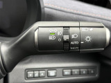 【オートライト(AUTO)】外の明るさをシステムが感知して、自動でヘッドライトが点灯します。ヘッドライトをつけ忘れを防ぐ便利機能です。