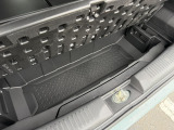 荷室下には、小さな収納もあります。