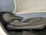 運転手の体格に合わせて運転席の座面の高さ調整ができるシートリフターが付いてます