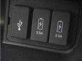 【USBジャック】充電をスマートに。スマートフォンやタブレット、携帯ゲーム機などの充電が可能。