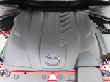 CX-80のエンジンルームです。3.3L直列6気筒ディーゼルエンジンにマイルドハイブリッドを組み合わせた、e-SKYACTIV D 3.3を登載。MAZDA車のプロとして、責任を持って整備しお届けいたします。