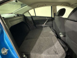 トランク内の荷物の取り出しや長めの荷物の収納などができる、トランクスルー機構があります。