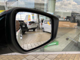 ◆後側方車両検知警報◆車両後部の左右に設置したレーダーにより死角になりやすい後側方の車両を検知!ディスプレイ表示と、ドアミラー鏡面のインジケーターと音によりドライバーへ注意を喚起します!