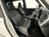 前席はセパレートタイプ!ひじ掛け付で長時間の運転に重宝します!