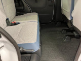 ゆとりのある足元スペースです。【置きラクボックス(後席)】 フロアに直接置きたくない荷物の収納に便利です