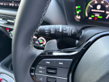 [ パドルシフト ] ステアリングのパドル(レバー)操作でシフトアップ/ダウンができる7速のパドルシフトを装備。マニュアル感覚でシフトチェンジが楽しめます。減速時、エンジンブレーキをかけたい時にも便利