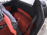 シート裏のベンチスペースも活用でき、手荷物や小物を置くなど、ミッドシップモデルながら細やかな利便性を備えています。